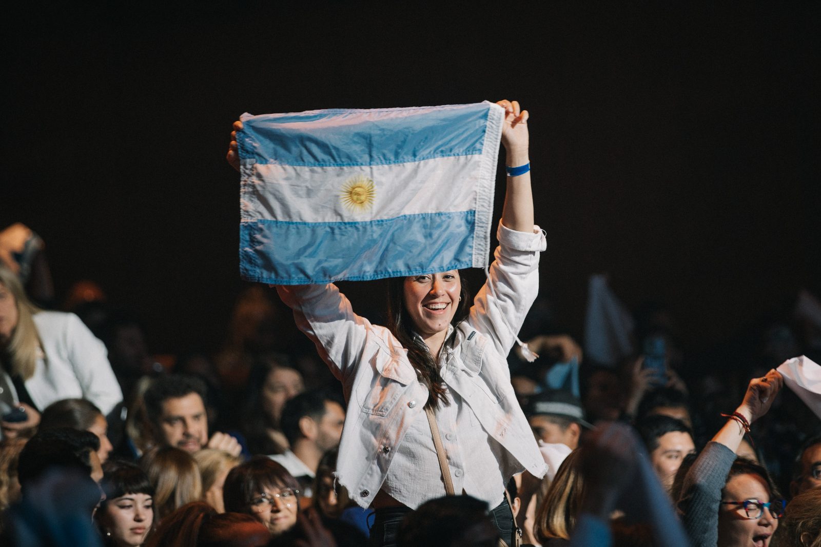 Asistente con la bandera argentina